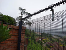 Load image into Gallery viewer, single row rotating spikes, Star rotating spikes, wall spikes, most effective anti-climb wall spikes, security spike, protect your home, secure your home business, security south africa, Spike-it security, Rola spikes, Star Spikes, rotating security spikes, wall spikes, vibracrete spikes, brick wall spikes,